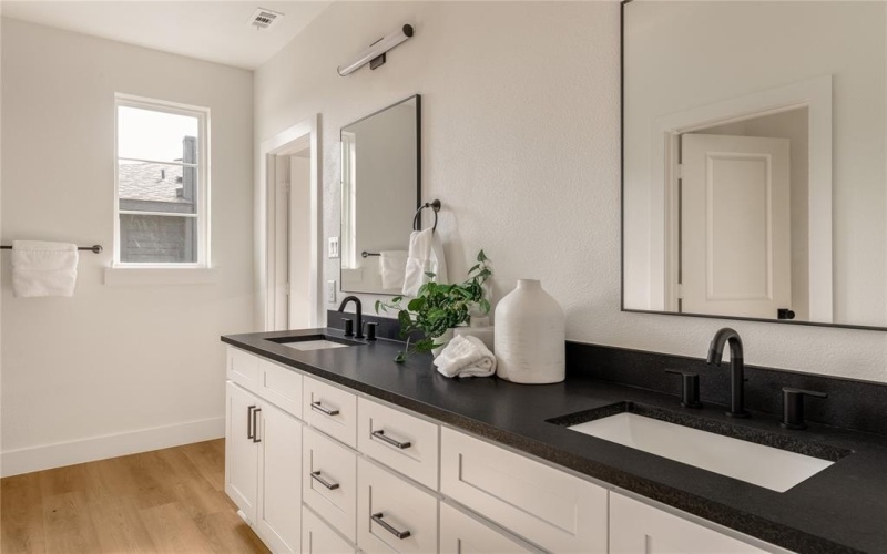 13325 Bee Street #104, Farmers Branch, TX 75234, 3 Bedrooms Bedrooms, ,3 BathroomsBathrooms,Residential,For Sale,13325 Bee Street,0,21222083