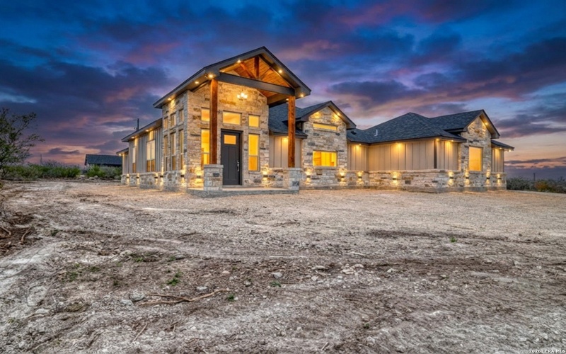 22 Greystone Hills Circle, Uvalde, TX 78801, 4 Bedrooms Bedrooms, ,5 BathroomsBathrooms,Residential,For Sale,22 Greystone Hills Circle,0,1955127