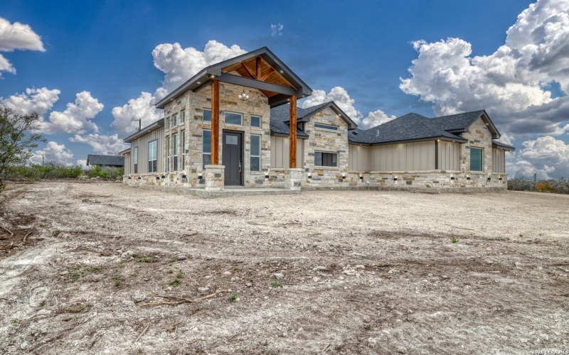 22 Greystone Hills Circle, Uvalde, TX 78801, 4 Bedrooms Bedrooms, ,5 BathroomsBathrooms,Residential,For Sale,22 Greystone Hills Circle,0,1955127