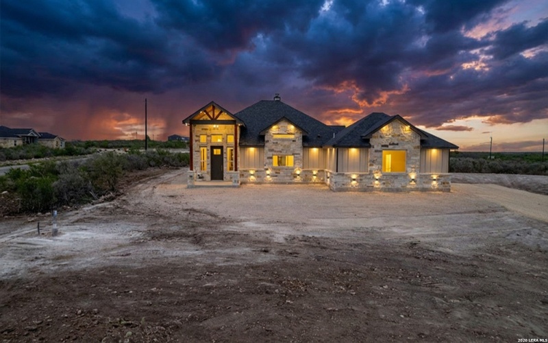 22 Greystone Hills Circle, Uvalde, TX 78801, 4 Bedrooms Bedrooms, ,5 BathroomsBathrooms,Residential,For Sale,22 Greystone Hills Circle,0,1955127