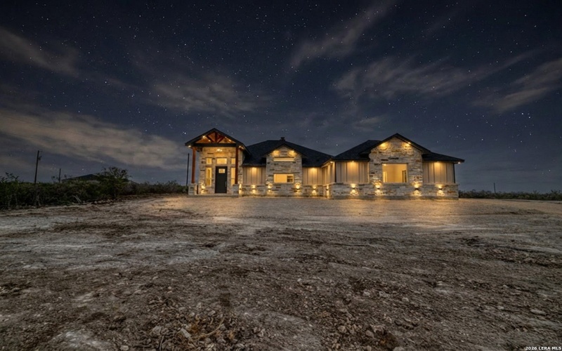 22 Greystone Hills Circle, Uvalde, TX 78801, 4 Bedrooms Bedrooms, ,5 BathroomsBathrooms,Residential,For Sale,22 Greystone Hills Circle,0,1955127