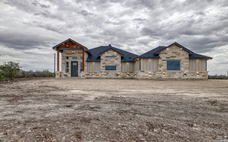 22 Greystone Hills Circle, Uvalde, TX 78801, 4 Bedrooms Bedrooms, ,5 BathroomsBathrooms,Residential,For Sale,22 Greystone Hills Circle,0,1955127