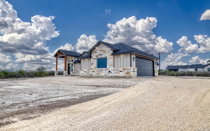 22 Greystone Hills Circle, Uvalde, TX 78801, 4 Bedrooms Bedrooms, ,5 BathroomsBathrooms,Residential,For Sale,22 Greystone Hills Circle,0,1955127