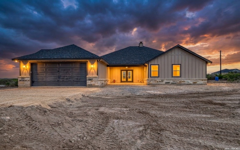 22 Greystone Hills Circle, Uvalde, TX 78801, 4 Bedrooms Bedrooms, ,5 BathroomsBathrooms,Residential,For Sale,22 Greystone Hills Circle,0,1955127