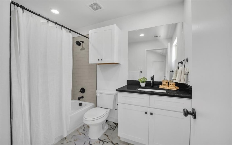 5806 Bryan Parkway #103, Dallas, TX 75206, 2 Bedrooms Bedrooms, ,2 BathroomsBathrooms,Residential,For Sale,5806 Bryan Parkway,0,21227967