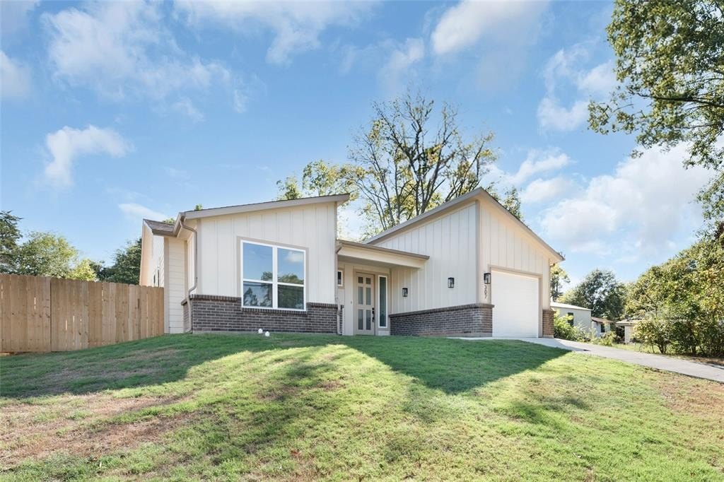 307 W Beckham Street, Sulphur Springs, TX 75482, 3 Habitaciones Habitaciones , ,2 BañosBaños,Residential,En Venta,307 W Beckham Street,20738109