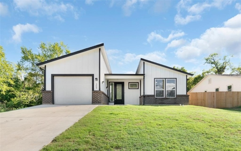 309 W Beckham Street W, Sulphur Springs, TX 75482, 3 Bedrooms Bedrooms, ,2 BathroomsBathrooms,Residential,For Sale,309 W Beckham Street W,20738636