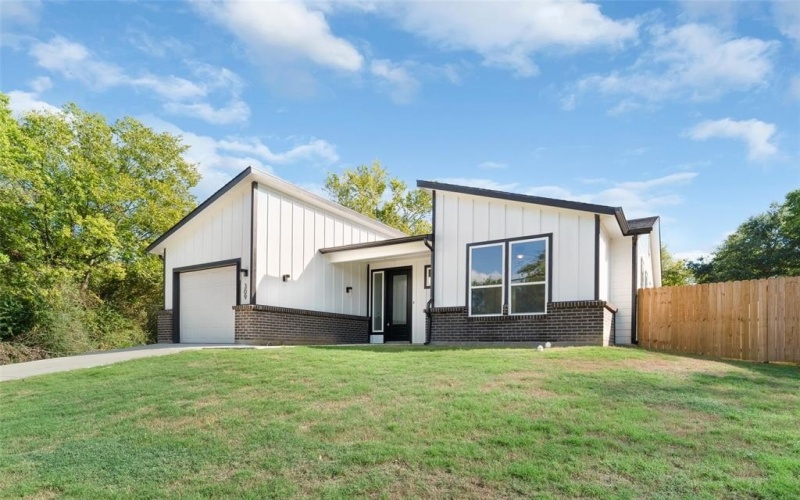 309 W Beckham Street W, Sulphur Springs, TX 75482, 3 Bedrooms Bedrooms, ,2 BathroomsBathrooms,Residential,For Sale,309 W Beckham Street W,20738636