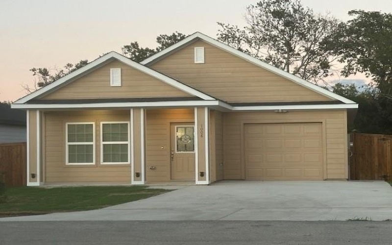 1008 S Preston Street, Ennis, TX 75119, 3 Habitaciones Habitaciones , ,2 BañosBaños,Residential,En Venta,1008 S Preston Street,20740599